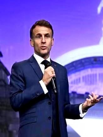 西班牙国王王后前脚刚走，法国总统马克龙后脚就跟来了。
夹在中间的，还是那个“中欧