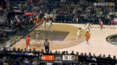 快船超级新援加兰真是状态堪忧！在今天快船客场挑战勇士的比赛中，当时比赛进行到了第