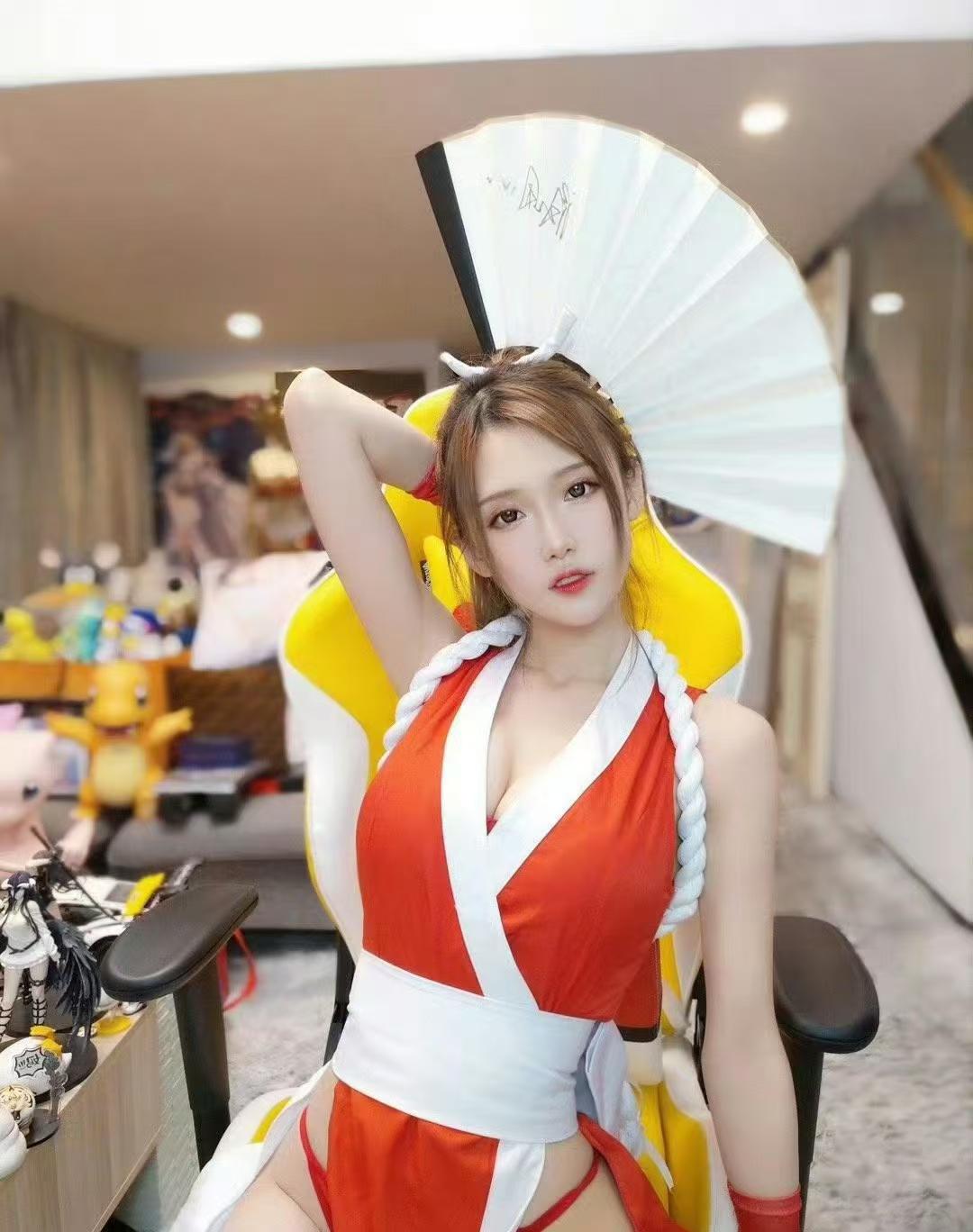 不知火舞这个英雄有很多美女cos，而且每一个都很好看，其中腐团儿的cos可以说是