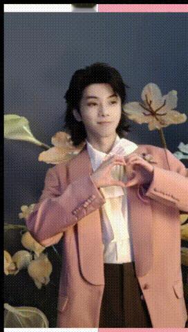 华晨宇最喜欢亲亲环节网上到处都在玩梗大亲特亲，采访随口的一句话直接点燃大家对南京