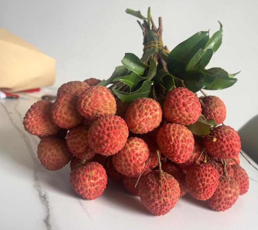 两广的荔枝，是这样一捆一捆带叶子卖的，基本是当天采摘，卖到第二天就掉价了。不是放