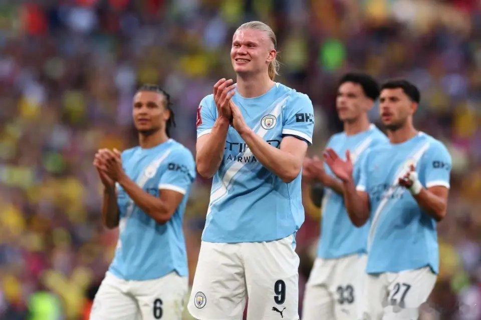 英格兰足总杯半决赛，已经捧起英联杯冠军的曼城在先丢1球的情况下连扳2球，2-1逆