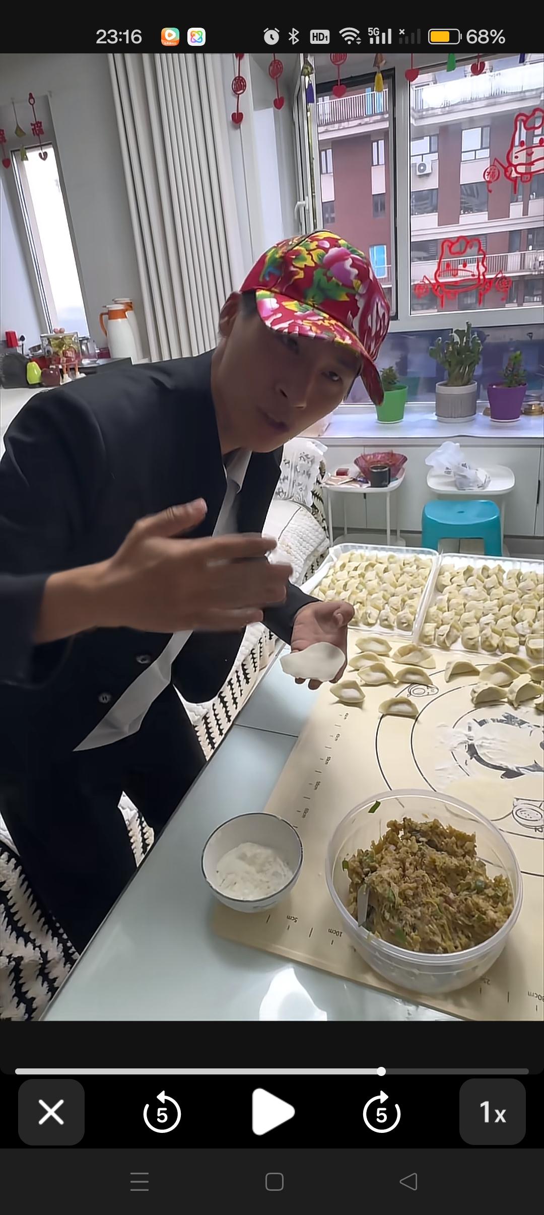 今天中秋佳节，云鹏在家学包饺子，爸爸做了一桌丰盛的晚餐。😍一家人终于团聚了！