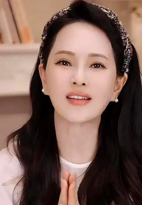 镜头掠过观众席，先开口的是孩子：“这是我妈妈。”伊能静被大屏抓到，顺手就把话兜住