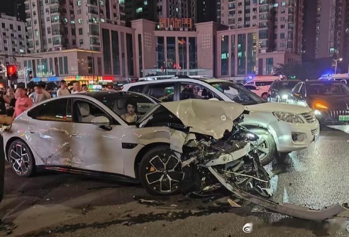 当地回应小米SU7路口连撞多车 郑州事故中小米SU7气囊未弹开，不过好在没有人员
