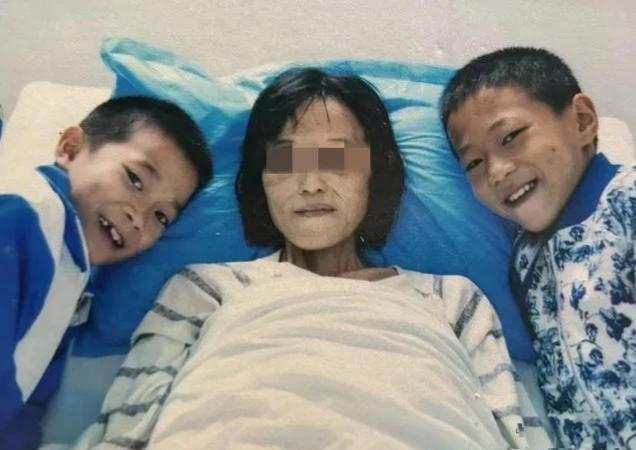 2016年，湖南一单亲妈妈身患癌症，临终前打算将11岁和8岁的儿子托付给亲戚，谁