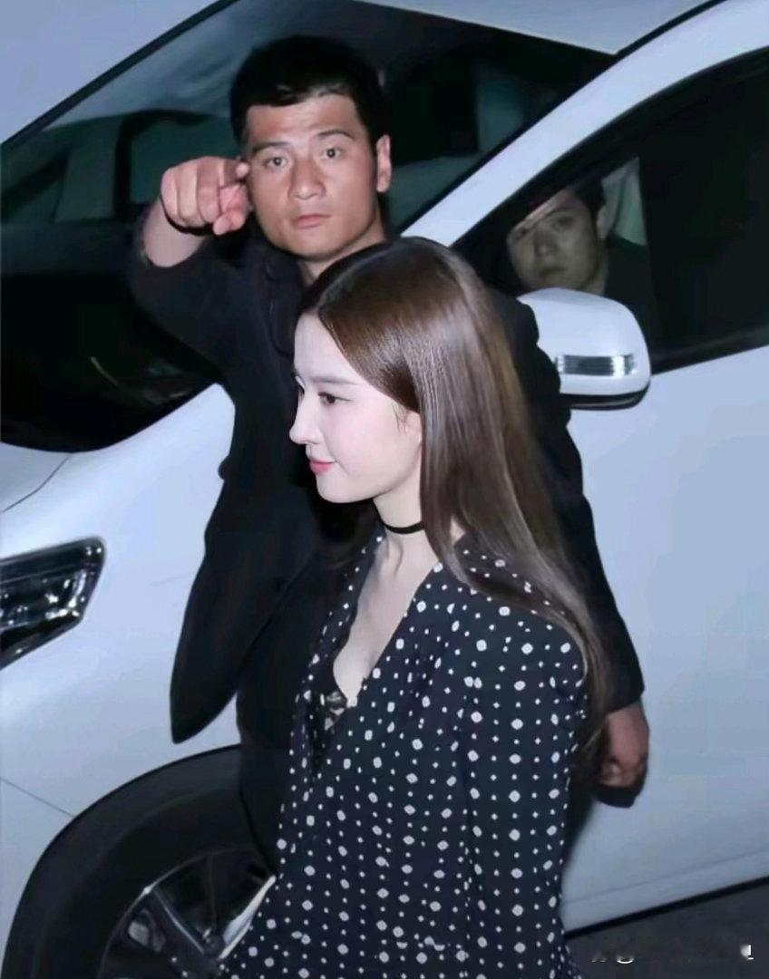 刘亦菲肌肤澄澈通透，冷白皮自带柔光质感，肌肤白皙透亮，整个人明艳耀眼，气质格外出