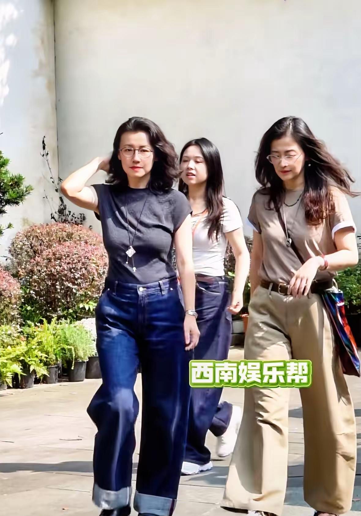 刘琳与梅婷也来乌镇了，当年剧里的“好姑嫂”，如今多年的好姐妹，再次同框，真是颜值