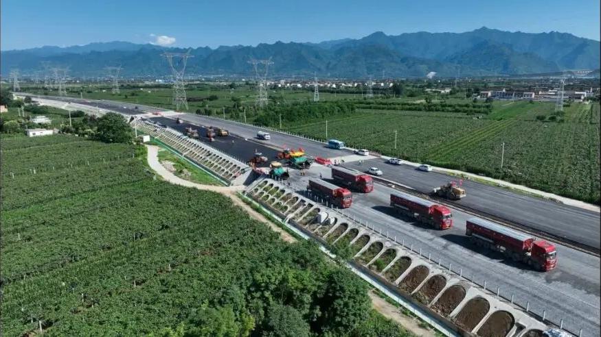 填补周至境内无高速公路空白，鄠周眉高速建设步入攻坚关键期，主线基本贯通、桥梁主体