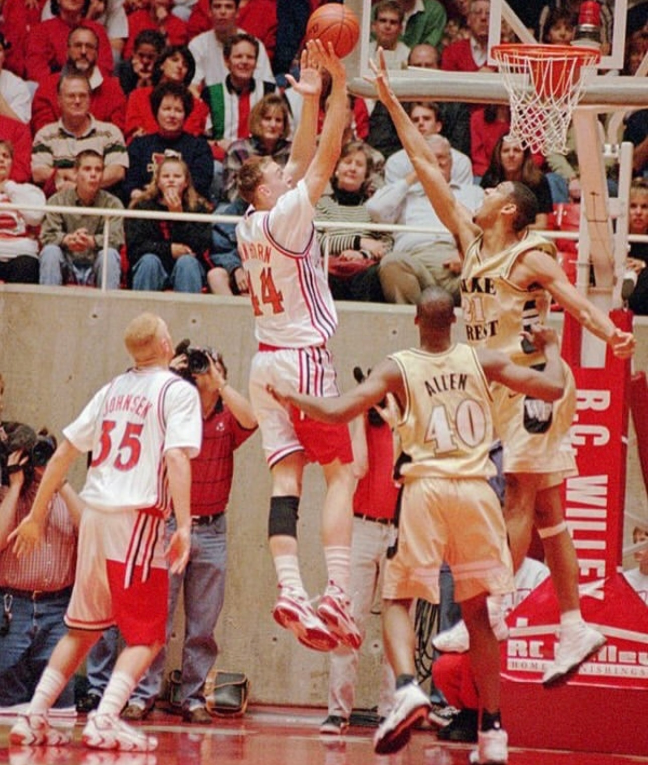 篮天下 1996年的NCAA，无解的艾弗森。Images via timeles