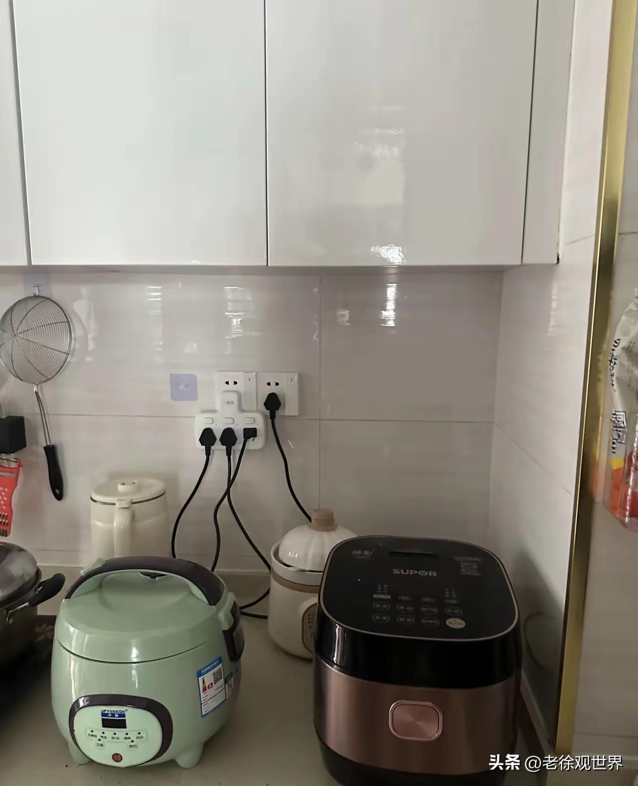太扯淡了吧这不真实肯定是段子！

话说​有户人家请月嫂，家里备了两个电饭煲。
