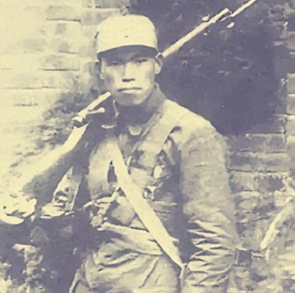 1937年平型关战役，25岁的营长梁兴初冲入敌阵与日军白刃搏杀，战后浑身是血瘫倒