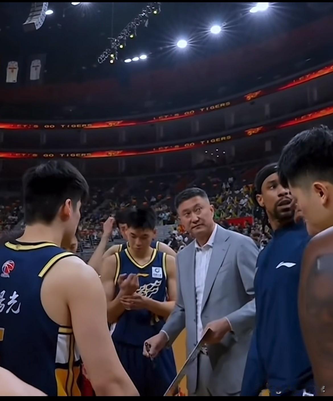 广东男篮应该如何调整攻防战术体系？
广东男篮近几场比赛的赛场表现让球迷大失所望，