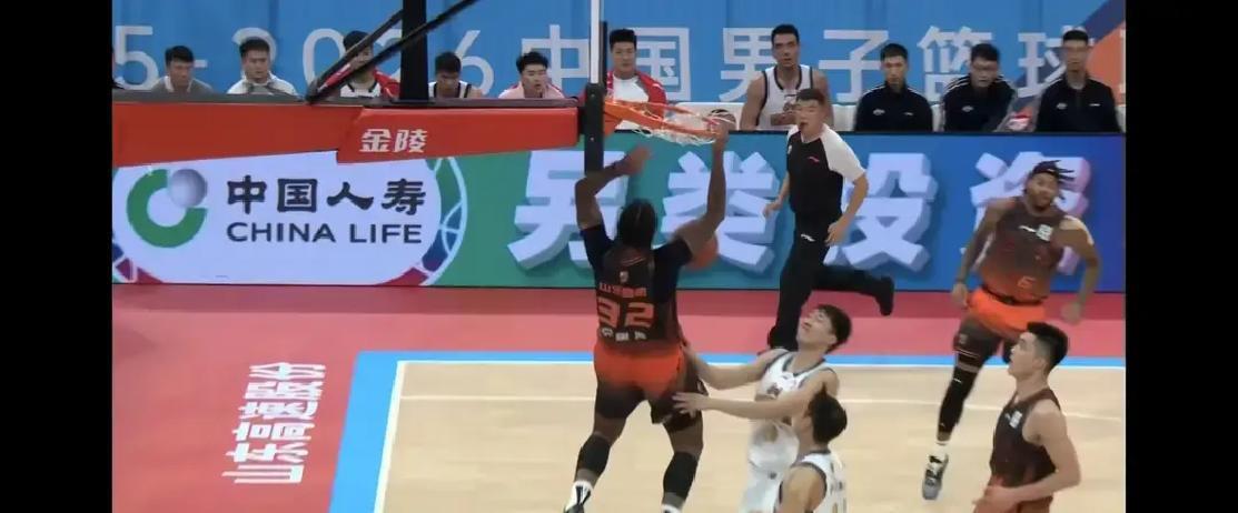 我要是山东球迷，这场赢了比输了还难受。
 
一支阵容厚实的季后赛球队，跟全华班、