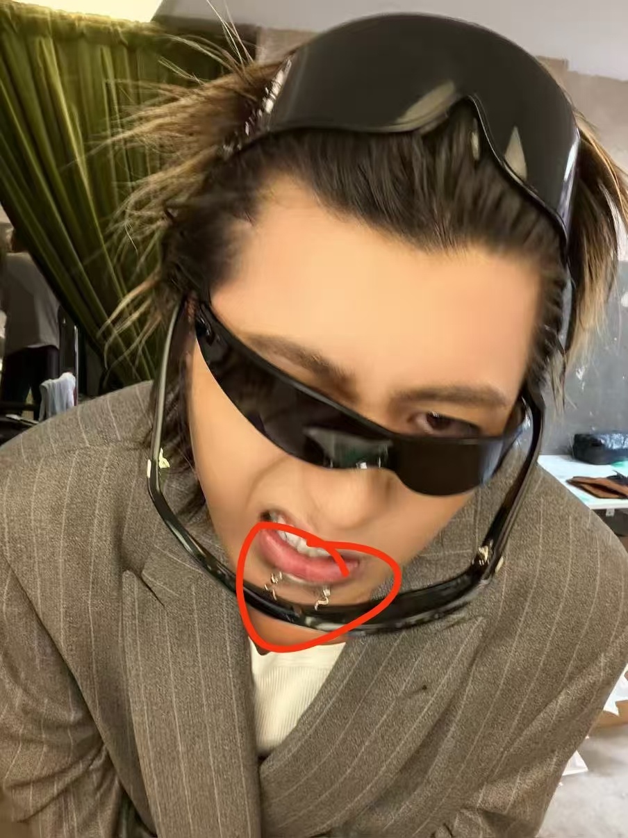 没戴过这种眼镜，原来这种是这样戴的，我还以为是直接放眼上卡着