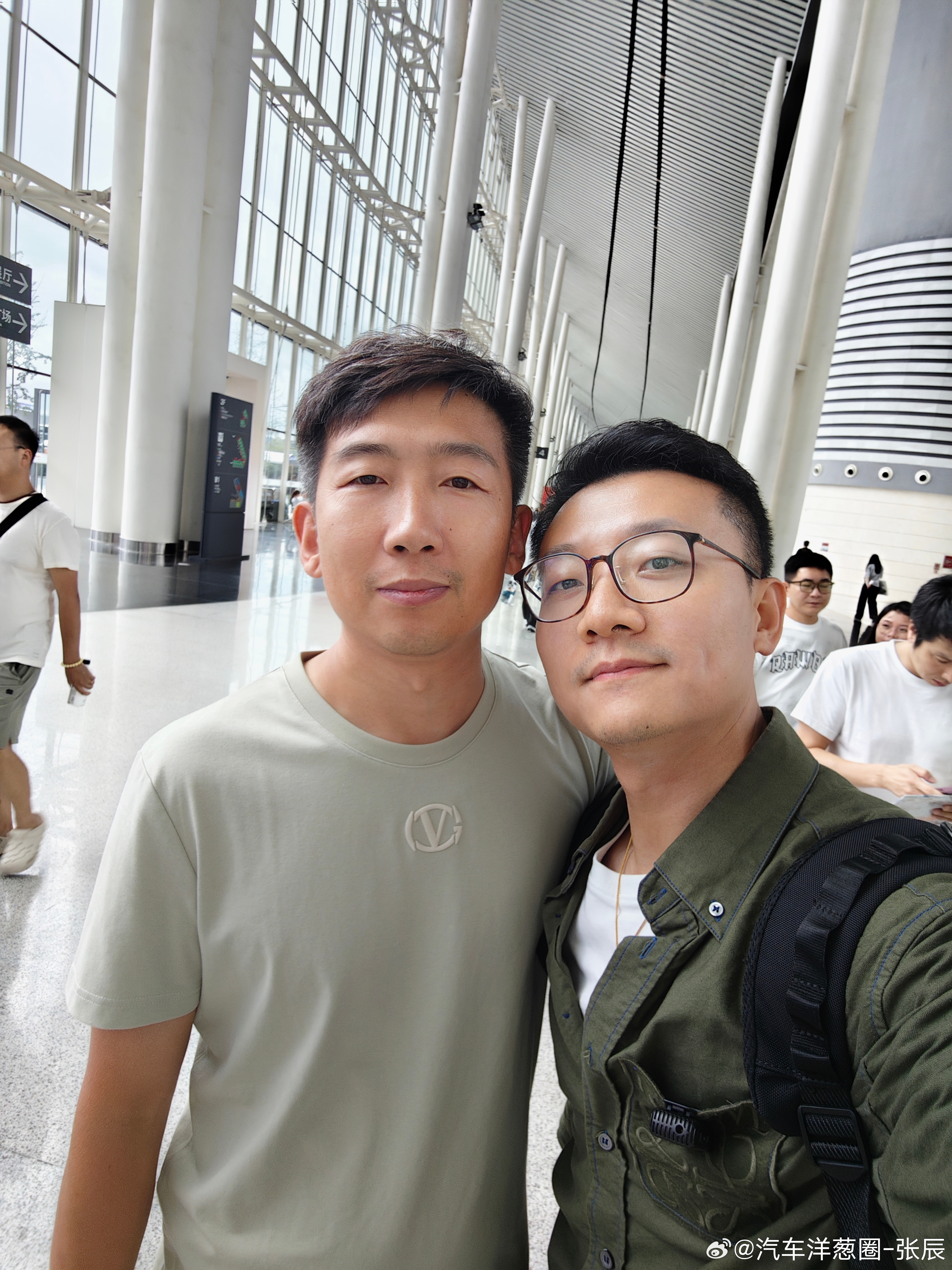 假装女粉跟套哥合影[doge]  够小鸟依人嘛辰哥话车 ​​​