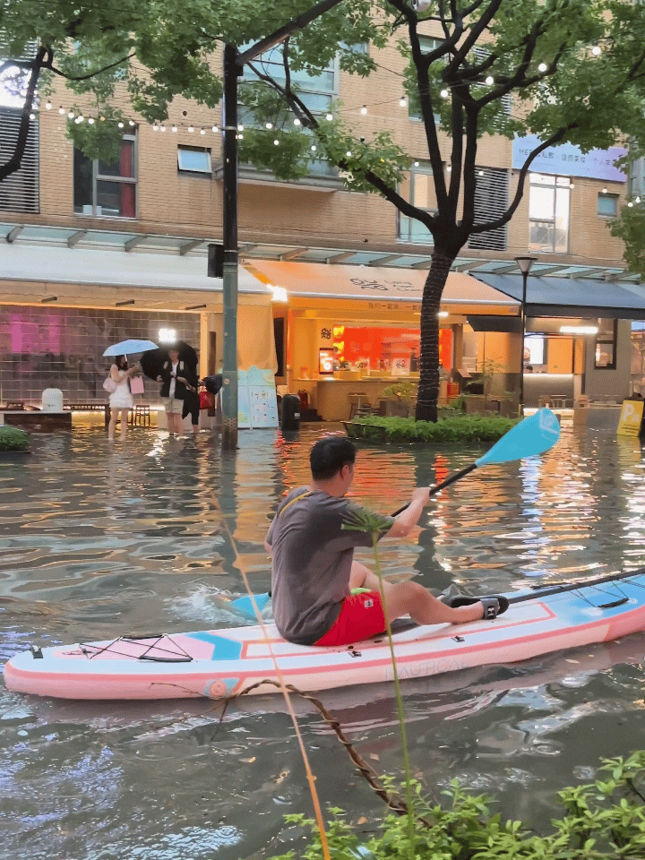 哈哈哈，暴雨是停了，但是杨浦区大学路那一片又可以开冲锋舟了，笑死我了这真的不是A