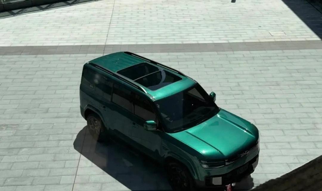 别说，钛7挂BYD字母标也挺好看，还挺协调。而且这仨字母在海外，那就是科技潮流高