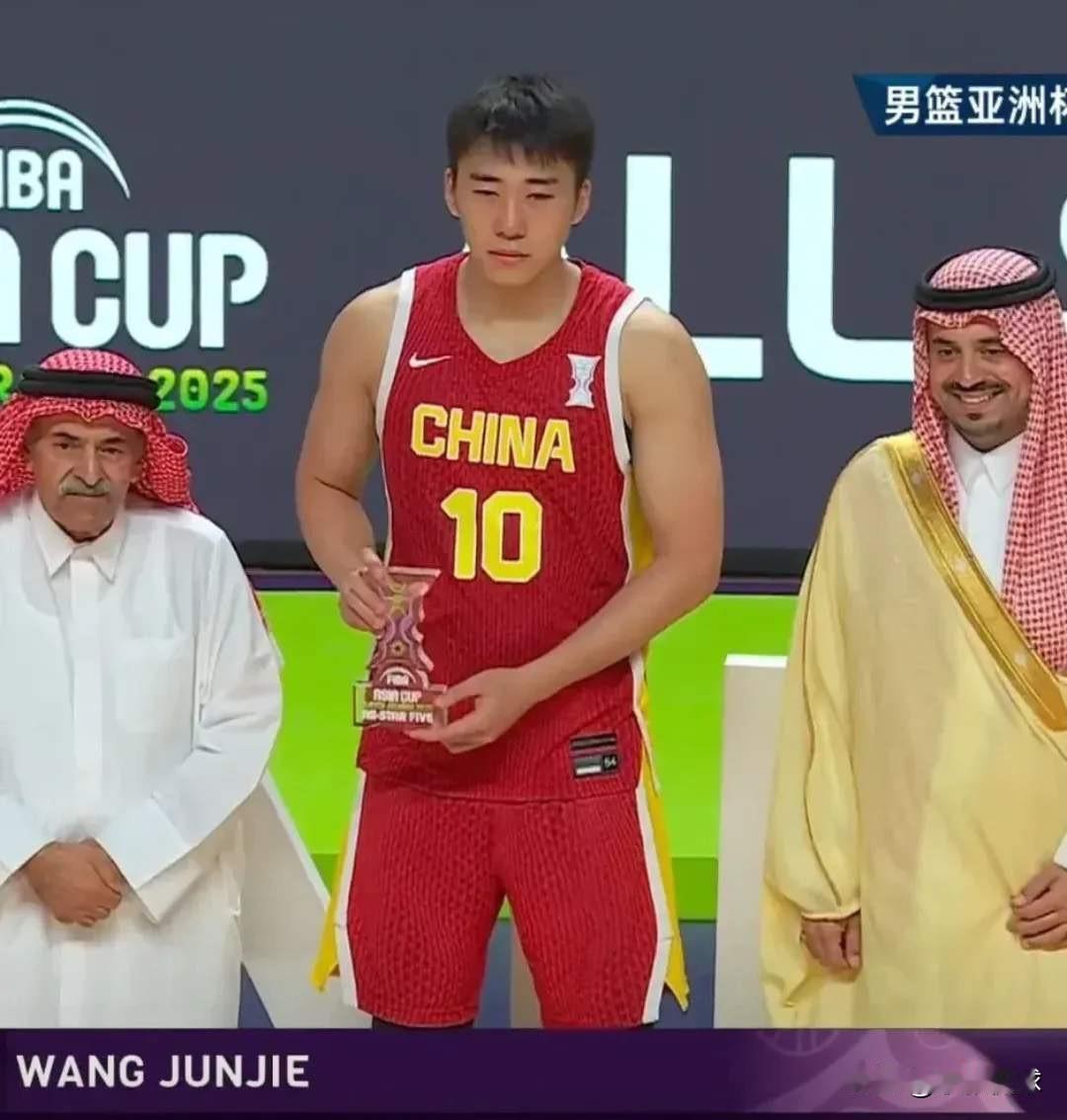 王俊杰，众所周知，在今年亚洲杯出色的表现让国内球迷纷纷为他点赞👍。那为什么他会
