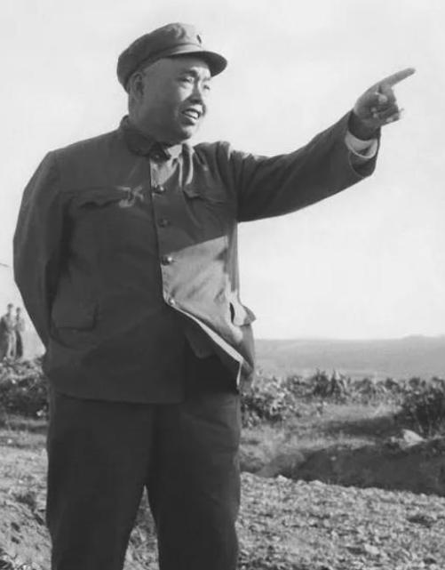 1957年，许世友将军的警卫连长去上海出差，和一男人擦肩而过。军人的警觉，让他猛