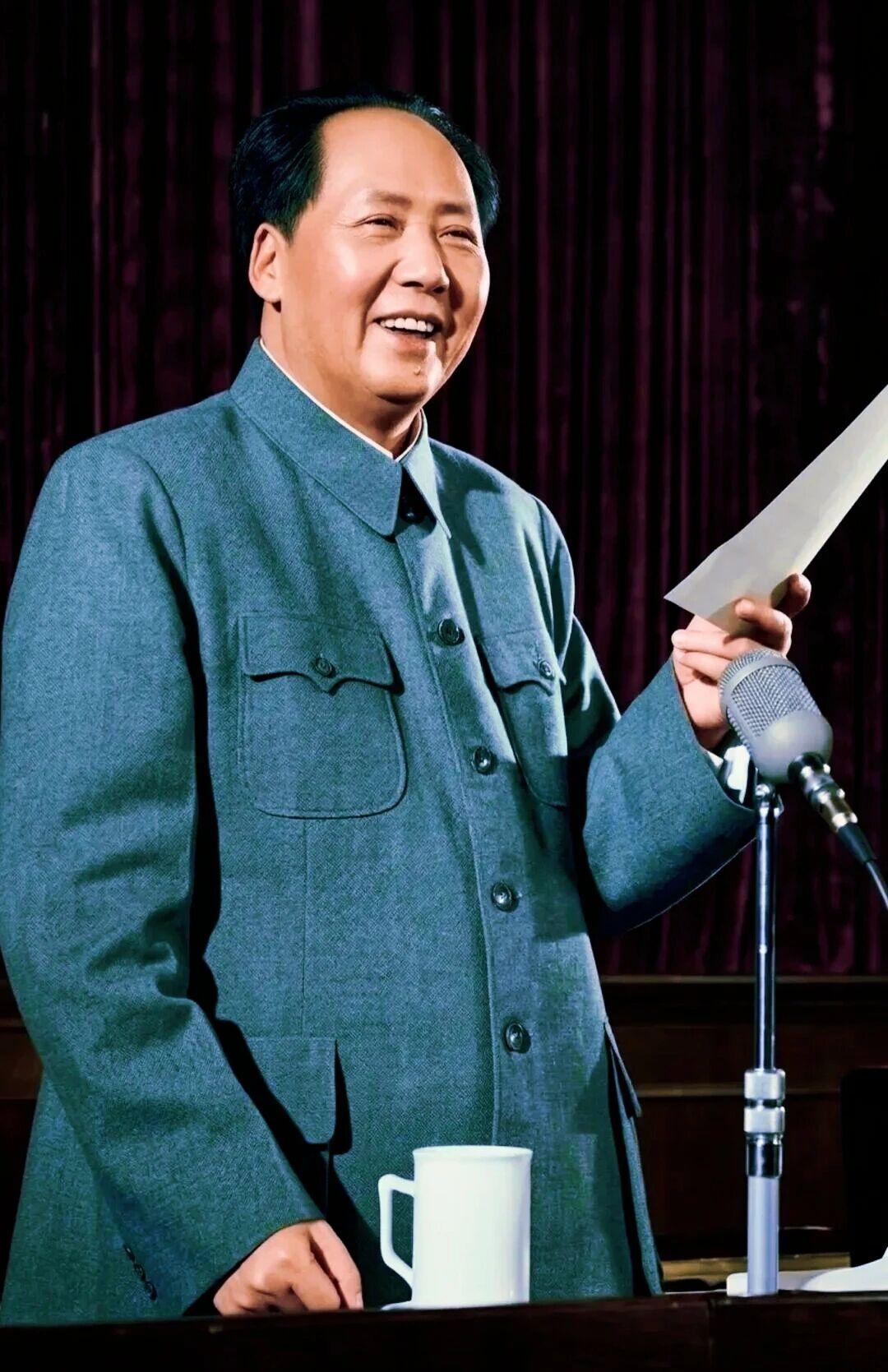 真正永存的是思想！

毛主席是逝世了，但是他永远活在人民心中。因为真正的永世长存