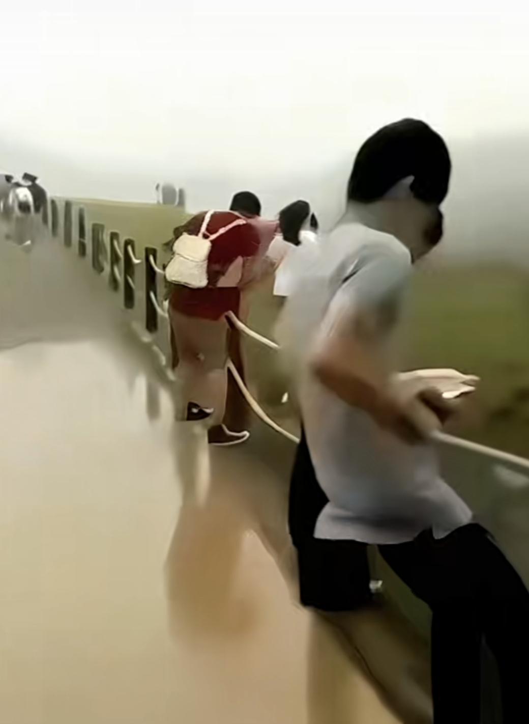 别人都是象征性的抓着绳子
只有他完全信任了绳子
男子很疑惑：所以这个绳子到底有什