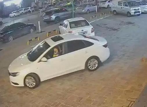 “太可怕了！”广东，8岁女孩在路边等妈妈，突然，一辆白色轿车停在她身边，车上有一