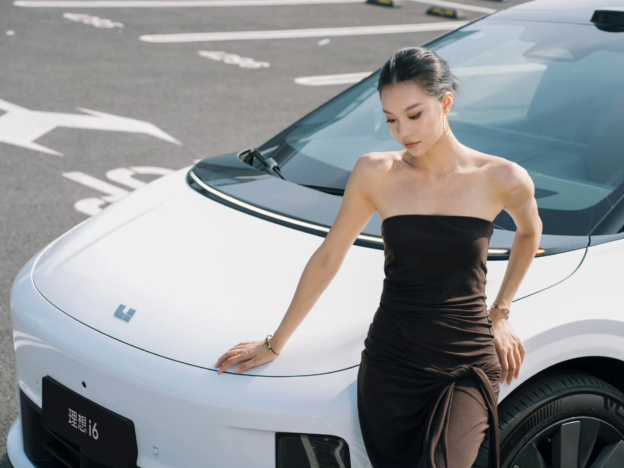 理想i6的都市感真的很强，这个外观设计，我觉得无论在哪都非常出片，前几天开理想i