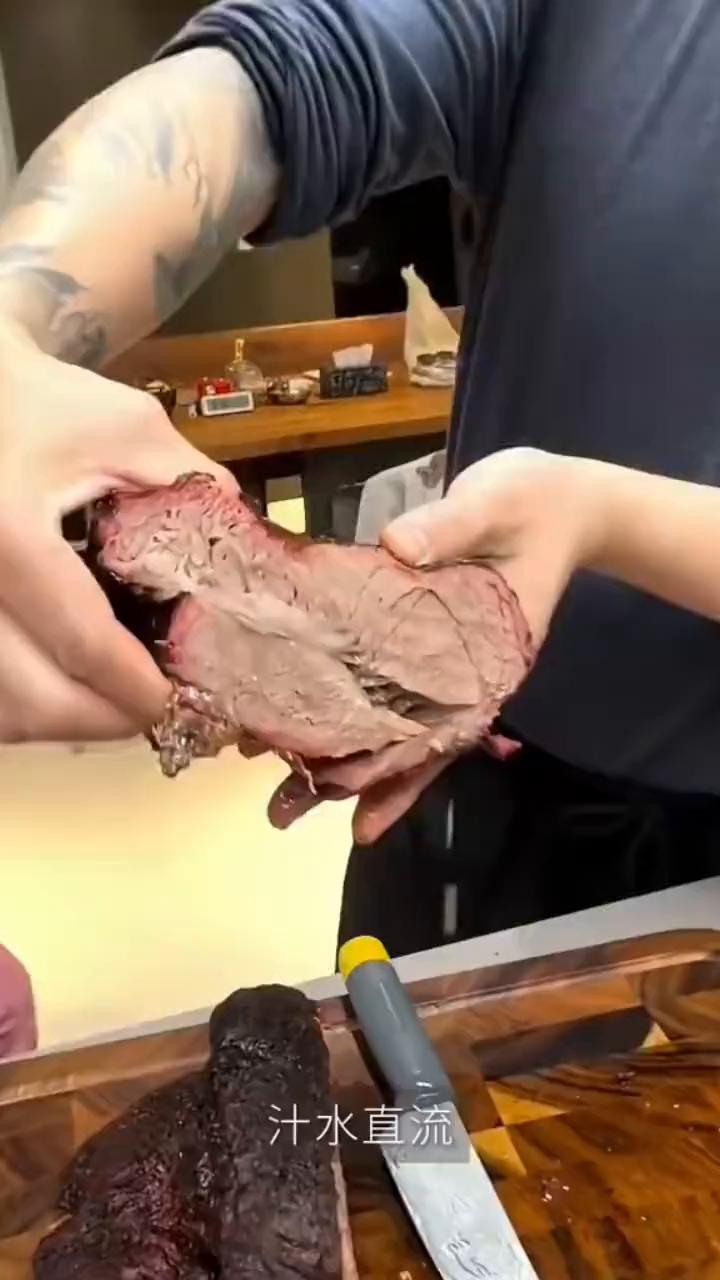 汁水直流。
是谁心灵手巧？我老公。你拿手喂梅老师一个。秀一个恩爱，我来拍。相机已