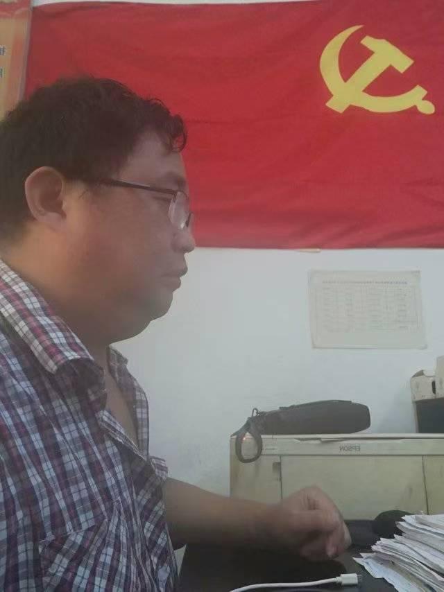 天净沙·岁感
风揉两鬓霜浓，
隙驹吹影西东。
稚语残鸢断篷。
空庭谁共？
夕阳犹