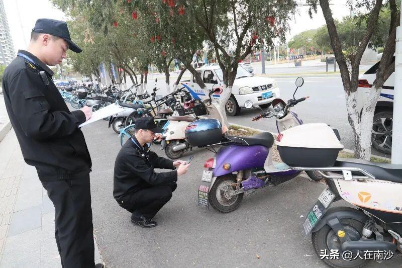 【电鸡还敢乱停地铁站吗？】近日为维护市容环境秩序南沙区综合行政执法局联合公安交警