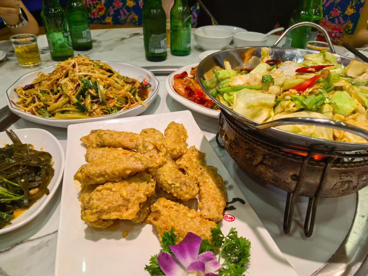 桌上摆满了各种美味的中国菜，看起来好想吃啊！