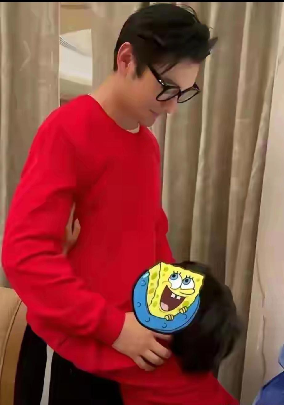 48岁黄晓明恋情再添实锤！小22岁女友身份曝光，颜值身材双在线

    2月2