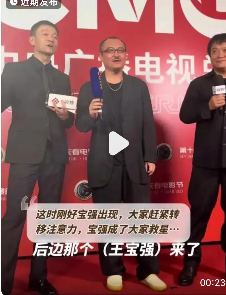 一张图包括了今年国产电影圈最得意的四个人。
左一郭帆:《流浪地球2》导演。今年大