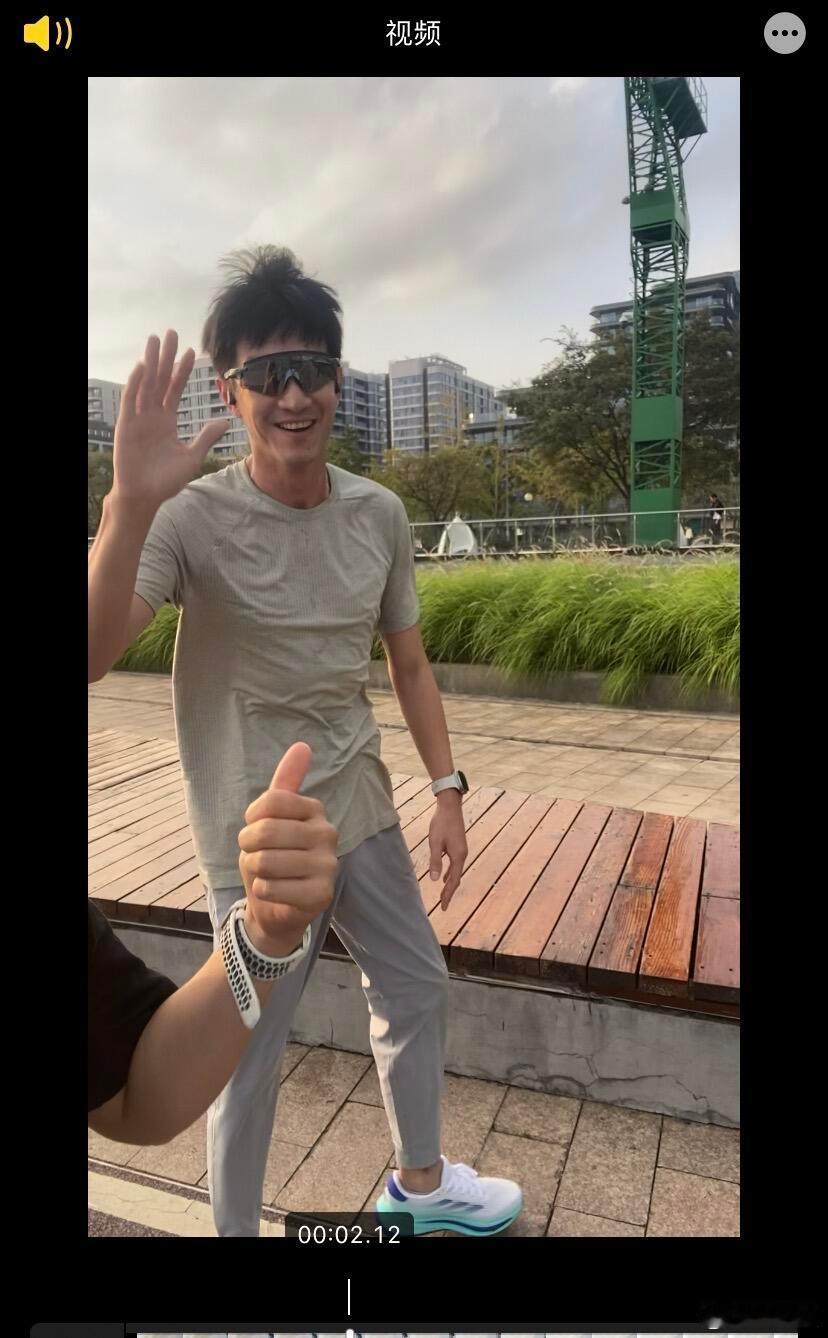 跑步偶遇林更新 网友跑步偶遇林更新，还碰见了4次，新哥心里一定尴尬得抠出三室一厅