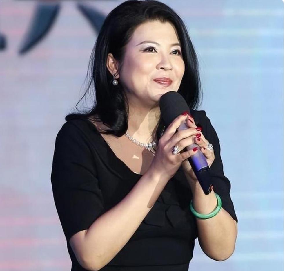 她9次登上春晚,被老外骗走3千万,40岁嫁小13岁男友,如今怎样了？娱乐