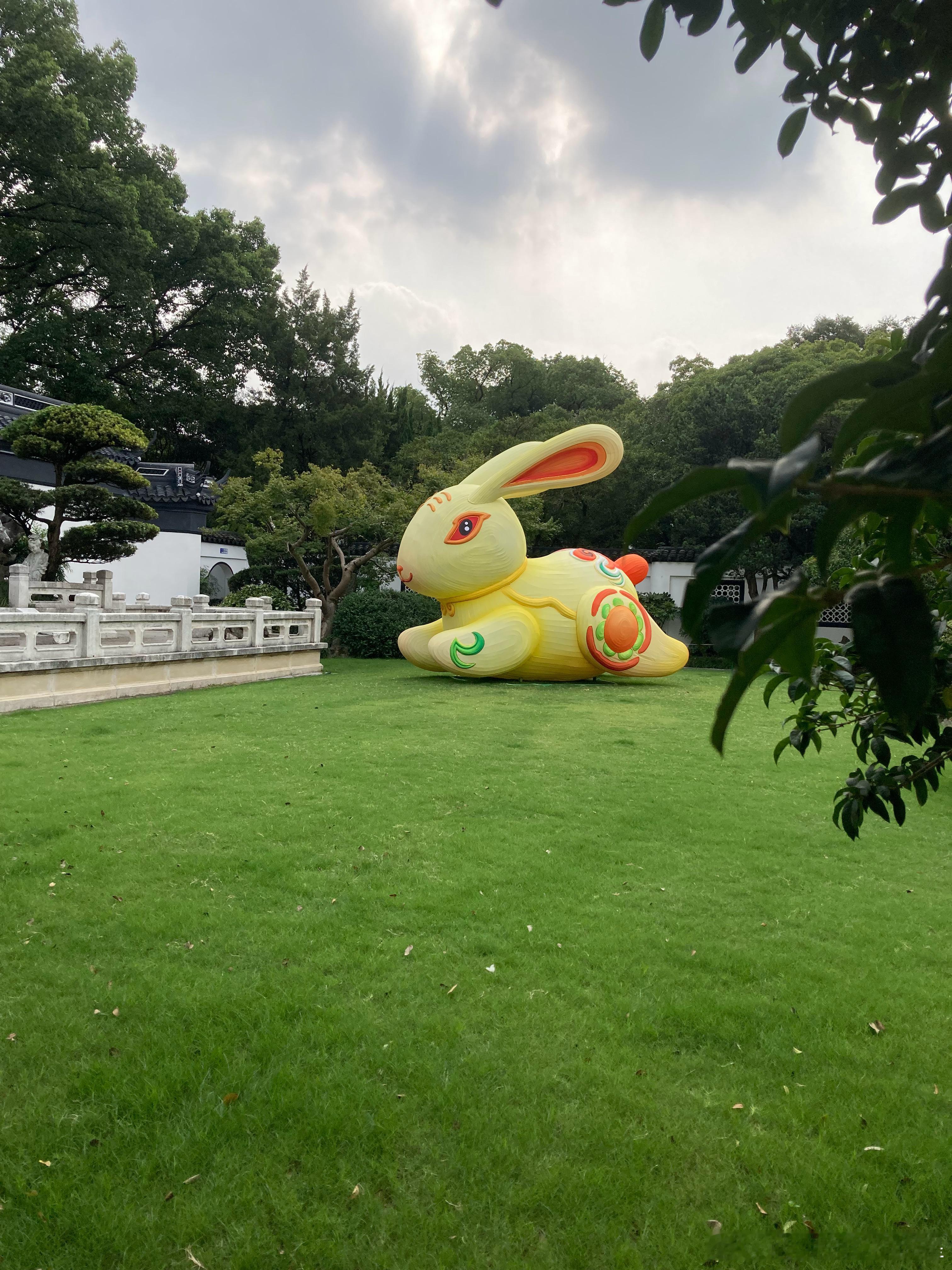 昨天在公园里看到好多玉兔🐰🐰，还有好运莲莲🪷🪷，这个中秋假期完美了[抱一