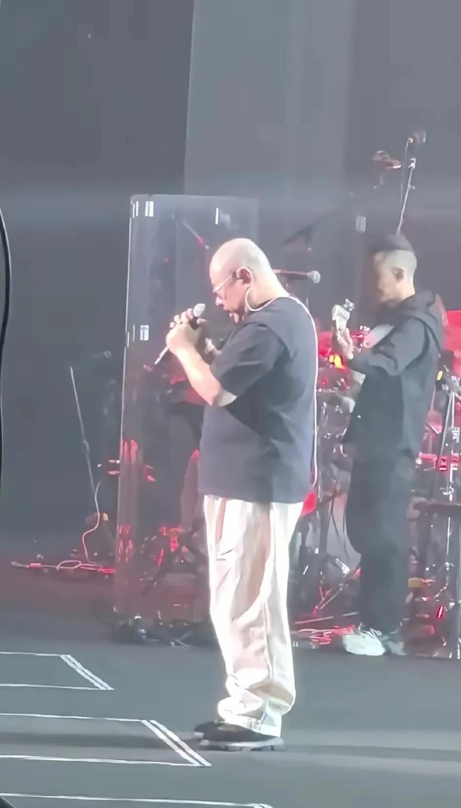 刀郎的情怀体现在穿衣这个细节上。
刀郎合肥演唱会，整场演出，张旖旎和四个伴唱全部