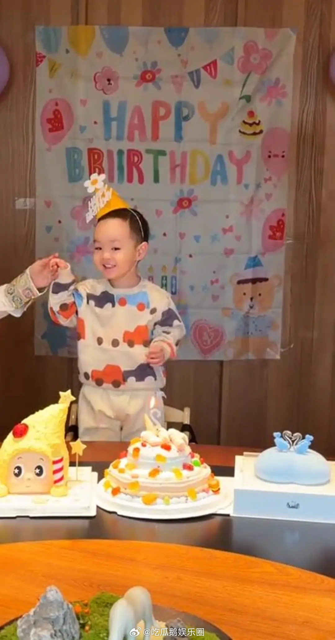 金龟子一家7口为外孙庆生，王宁看外孙好宠溺，元宝越长越像爷爷！ 