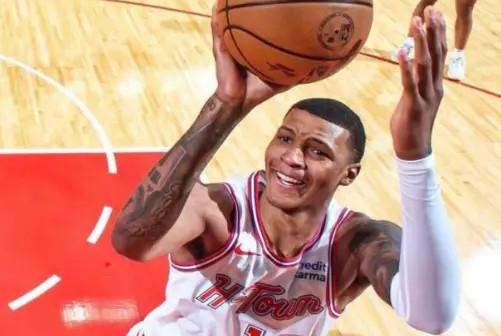 火箭看走眼了！

3月6日的NBA常规赛，火箭在主场迎来与勇士的对决，最终经过加