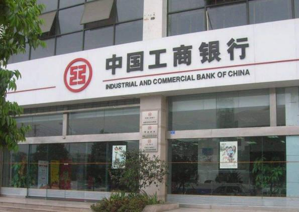 【银行大面积调整营业时间 】银行营业时间 近日，宣布调整营业时间的中小银行又增一
