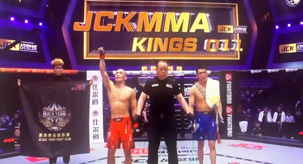 金腰带到手，百万奖金入账，但这事儿还没完！

JCK战觉城这场雏量级冠军战打得太