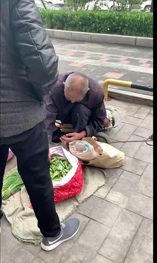我问街边卖菜的大爷，生意看着不咋地，咋还天天雷打不动出摊。大爷瞥我一眼，慢悠悠吐