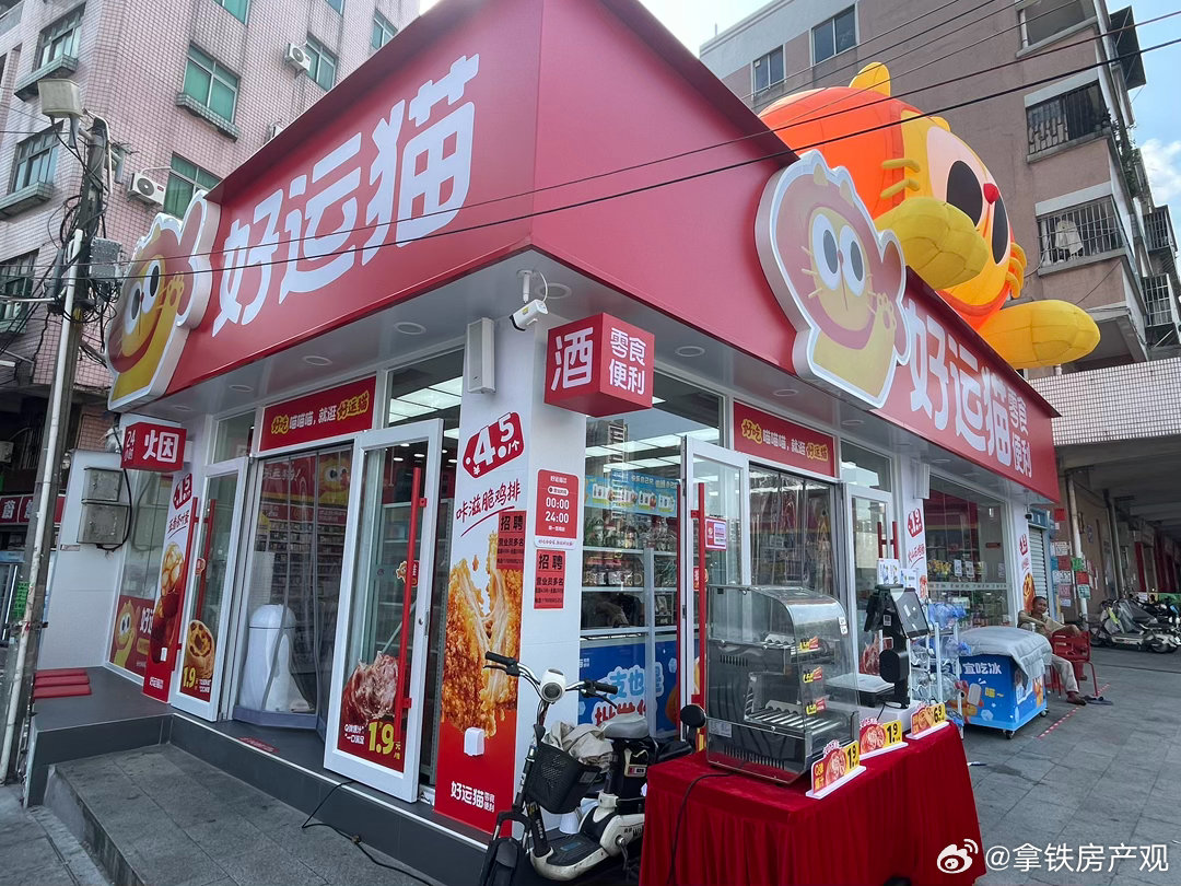最近到处都是零食店，这种快乐食品在经济下行的时候特别受欢迎，便宜、多种是它的优势