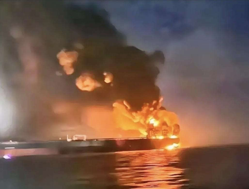 要说这个春天最让人跌碎眼镜的突发事件，还得是黑海油轮被劫这一下，真叫全世界神经都