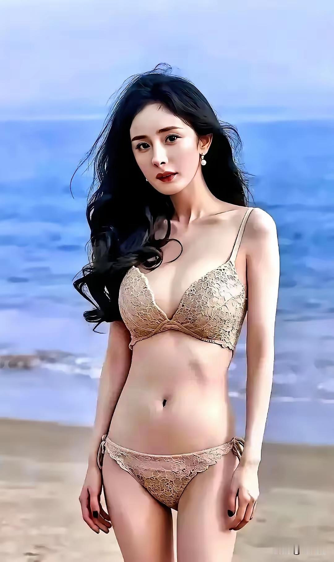 杨幂的生活照，40多岁的杨幂状态依旧是很能打的，颜值很在线，身材很火辣
杨幂能够