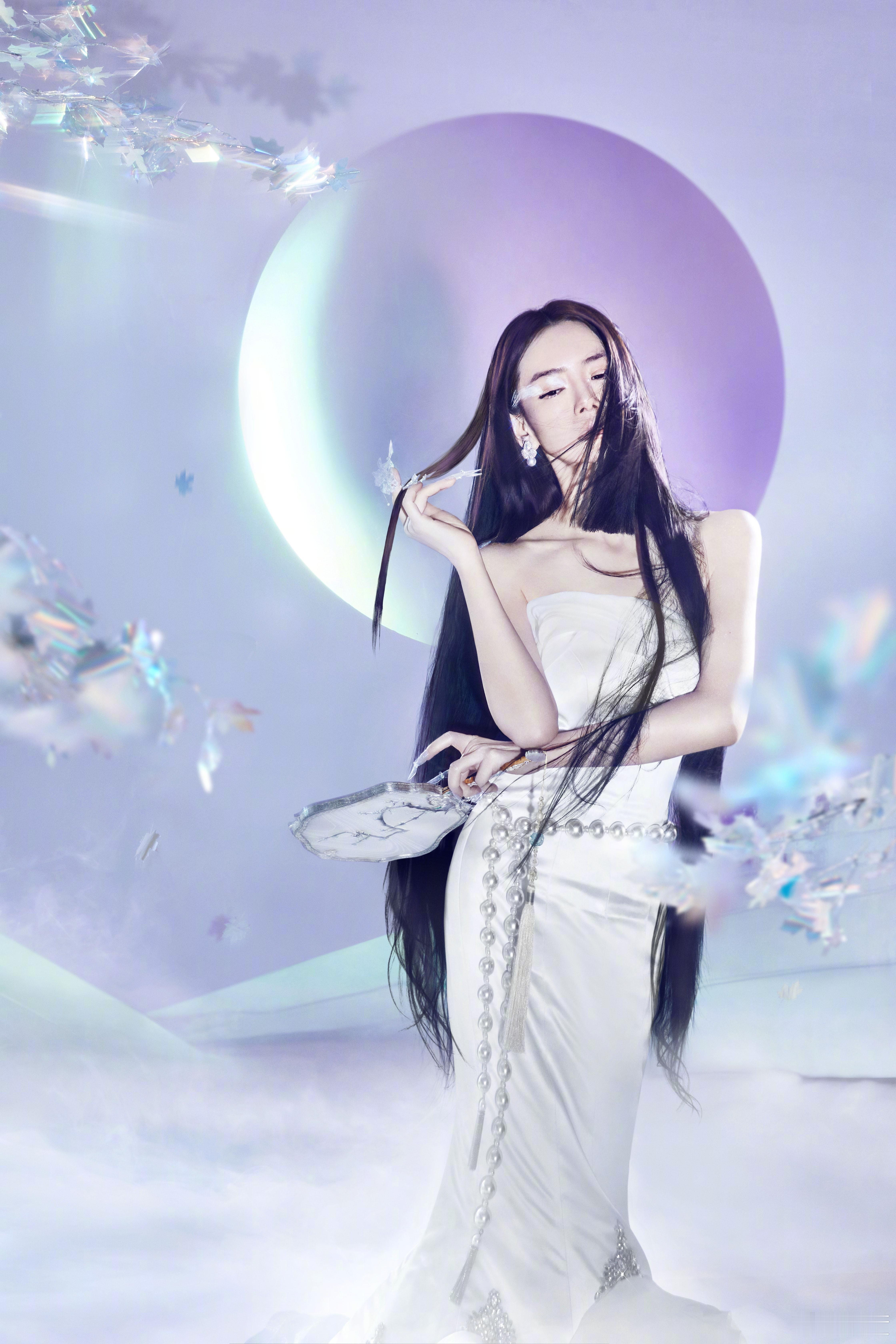 #戚薇身上好多珍珠##戚薇流光溢彩白色大片#来看戚薇如何用造型来表达她心中的七！