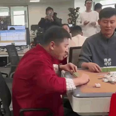 张雪峰午休时和员工在办公室打麻将。
这画面看着挺松弛。
但另一个管理者武亮，面临