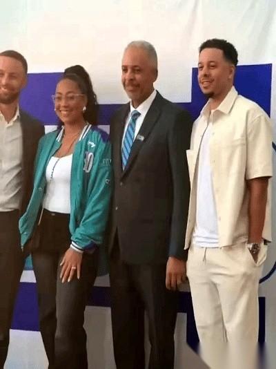 夏洛特黄蜂队干了件怪事，给一个25年前就退役的老将，办了场球衣退役仪式。
这人叫