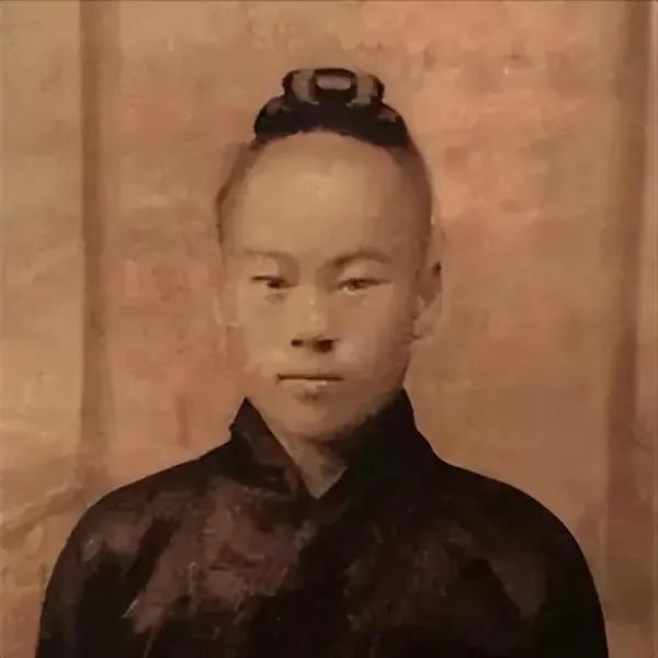 1938年，一个道士路过日军驻守的哨卡时，因为没有向日军鞠躬，结果被鬼子打个半死